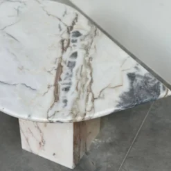 Grande table basse en marbre postmoderne italienne, table sculpturale en pierre vintage, années 1980.