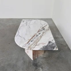 Grande table basse en marbre postmoderne italienne, table sculpturale en pierre vintage, années 1980.