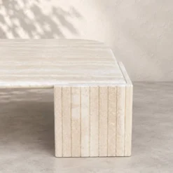 Grande table basse vintage en travertin – plateau sculptural –