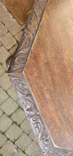​Grande table d'appoint octogonale en chêne massif sculpté, s