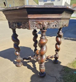​Grande table d'appoint octogonale en chêne massif sculpté, s