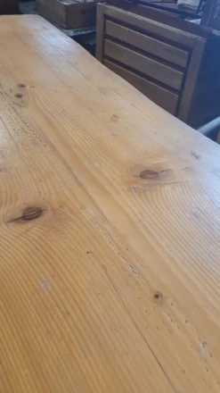 Grande table de bistrot plateau en bois et piètements en fonte -2m56