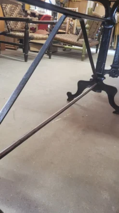 Grande table de bistrot plateau en bois et piètements en fonte -2m56