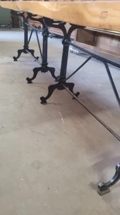 Grande table de bistrot plateau en bois et piètements en fonte -2m56