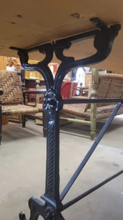 Grande table de bistrot plateau en bois et piètements en fonte -2m56