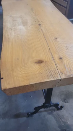 Grande table de bistrot plateau en bois et piètements en fonte -2m56