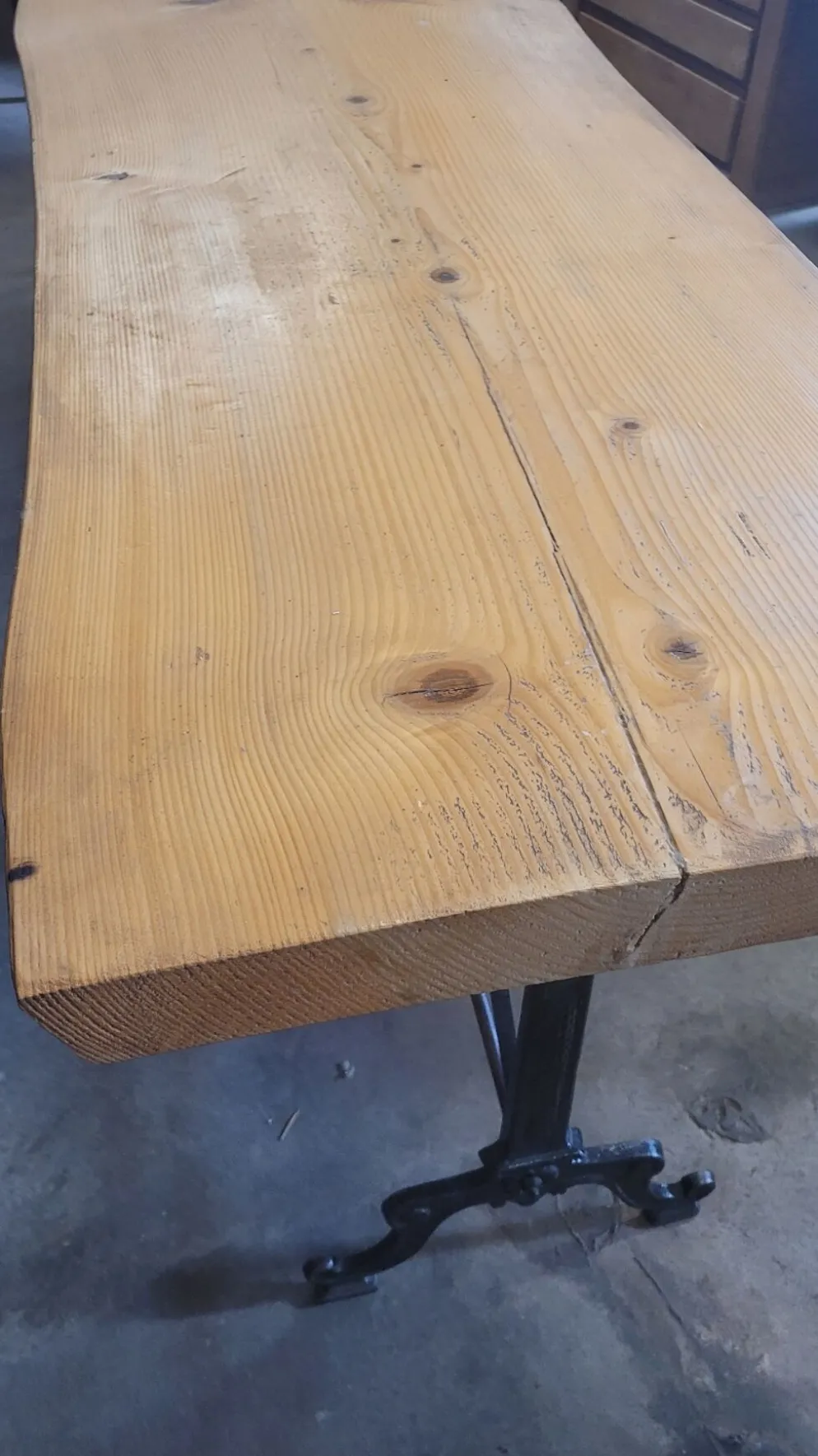 Grande table de bistrot plateau en bois et piètements en fonte -2m56