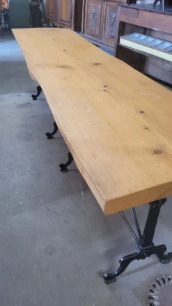 Grande table de bistrot plateau en bois et piètements en fonte -2m56