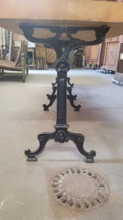 Grande table de bistrot plateau en bois et piètements en fonte -2m56