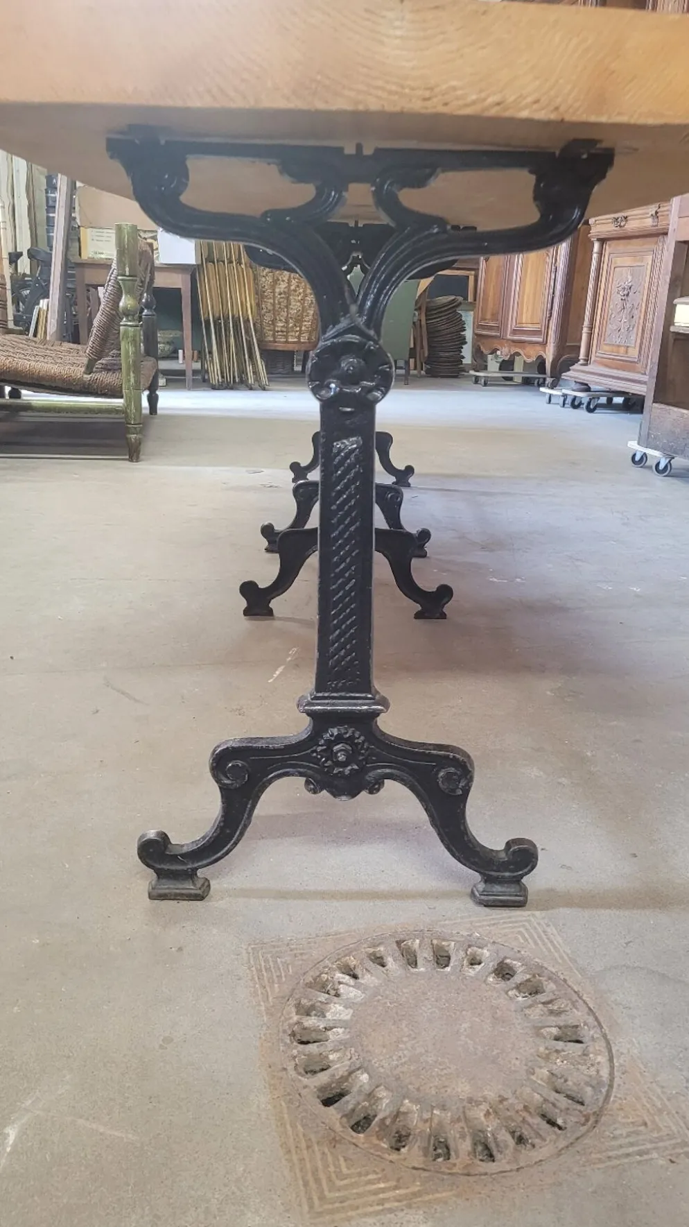 Grande table de bistrot plateau en bois et piètements en fonte -2m56