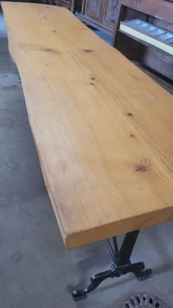 Grande table de bistrot plateau en bois et piètements en fonte -2m56