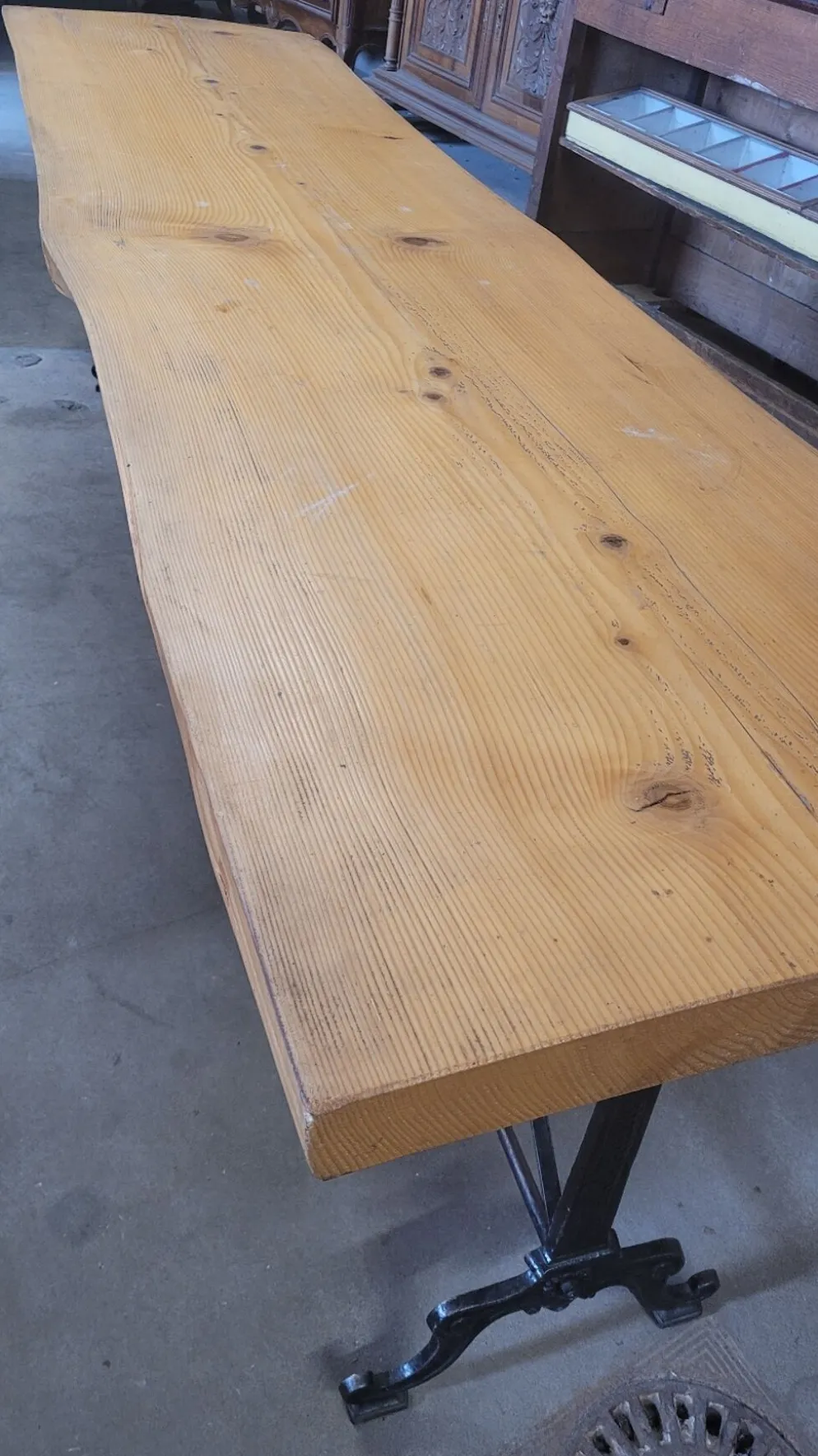 Grande table de bistrot plateau en bois et piètements en fonte -2m56