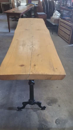 Grande table de bistrot plateau en bois et piètements en fonte -2m56
