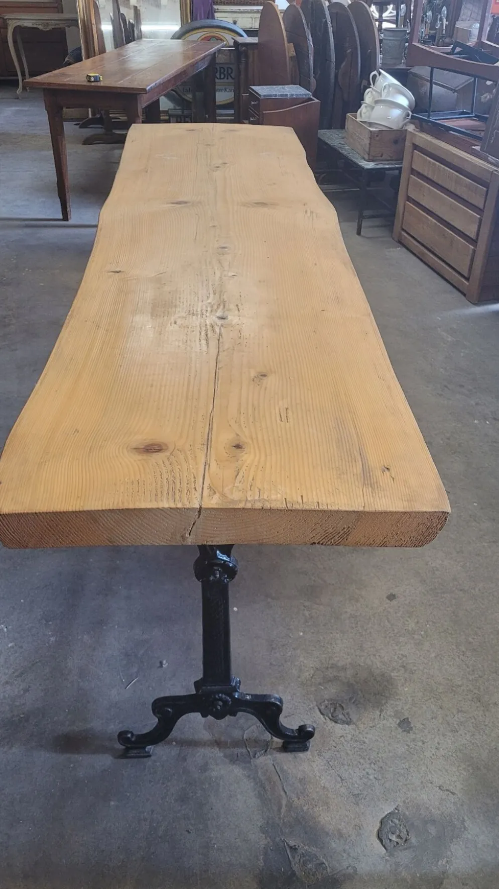 Grande table de bistrot plateau en bois et piètements en fonte -2m56
