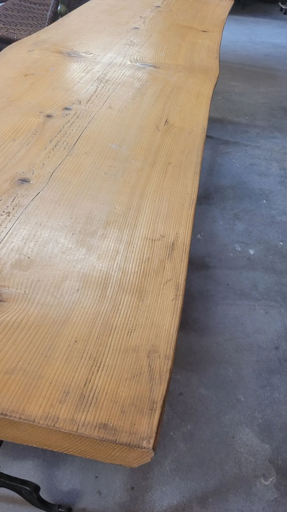 Grande table de bistrot plateau en bois et piètements en fonte -2m56