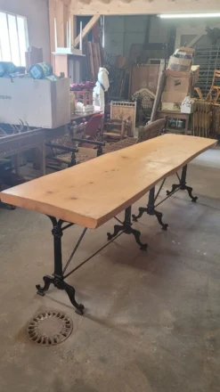 Grande table de bistrot plateau en bois et piètements en fonte -2m56