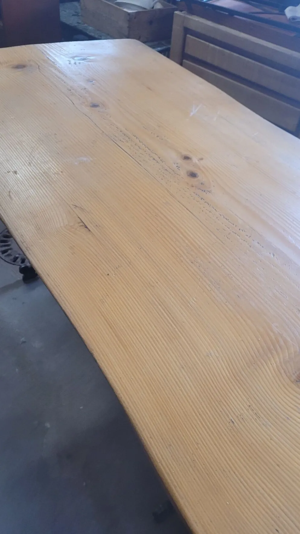 Grande table de bistrot plateau en bois et piètements en fonte -2m56