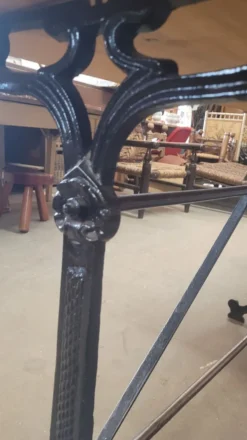 Grande table de bistrot plateau en bois et piètements en fonte -2m56
