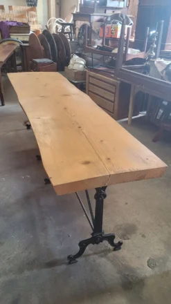 Grande table de bistrot plateau en bois et piètements en fonte -2m56