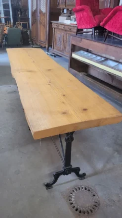 Grande table de bistrot plateau en bois et piètements en fonte -2m56