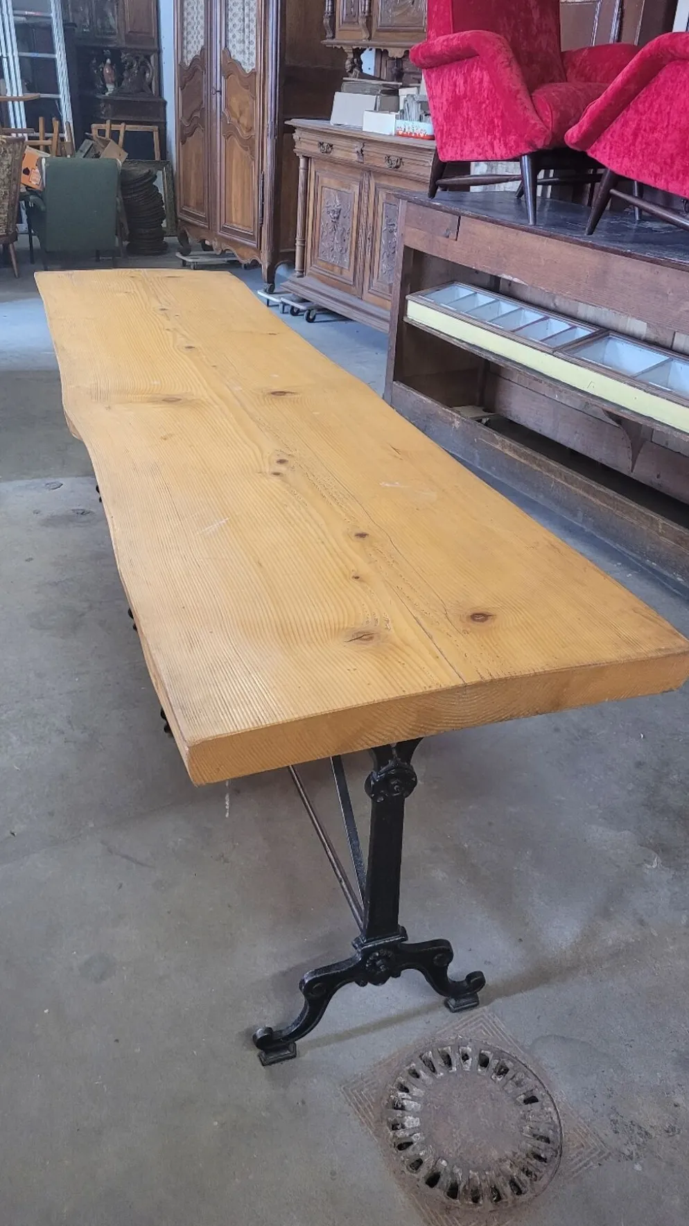 Grande table de bistrot plateau en bois et piètements en fonte -2m56