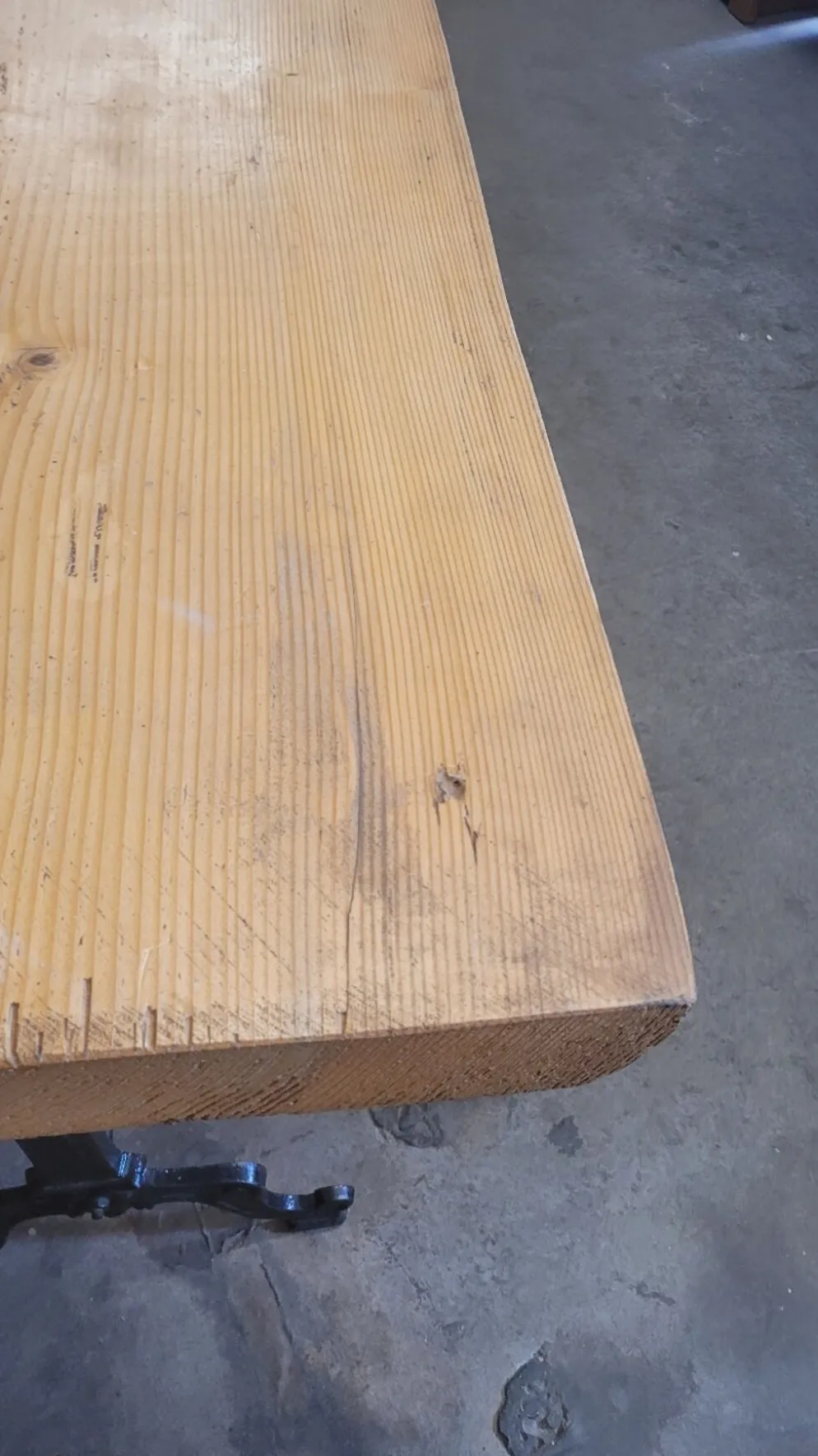 Grande table de bistrot plateau en bois et piètements en fonte -2m56