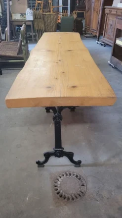 Grande table de bistrot plateau en bois et piètements en fonte -2m56