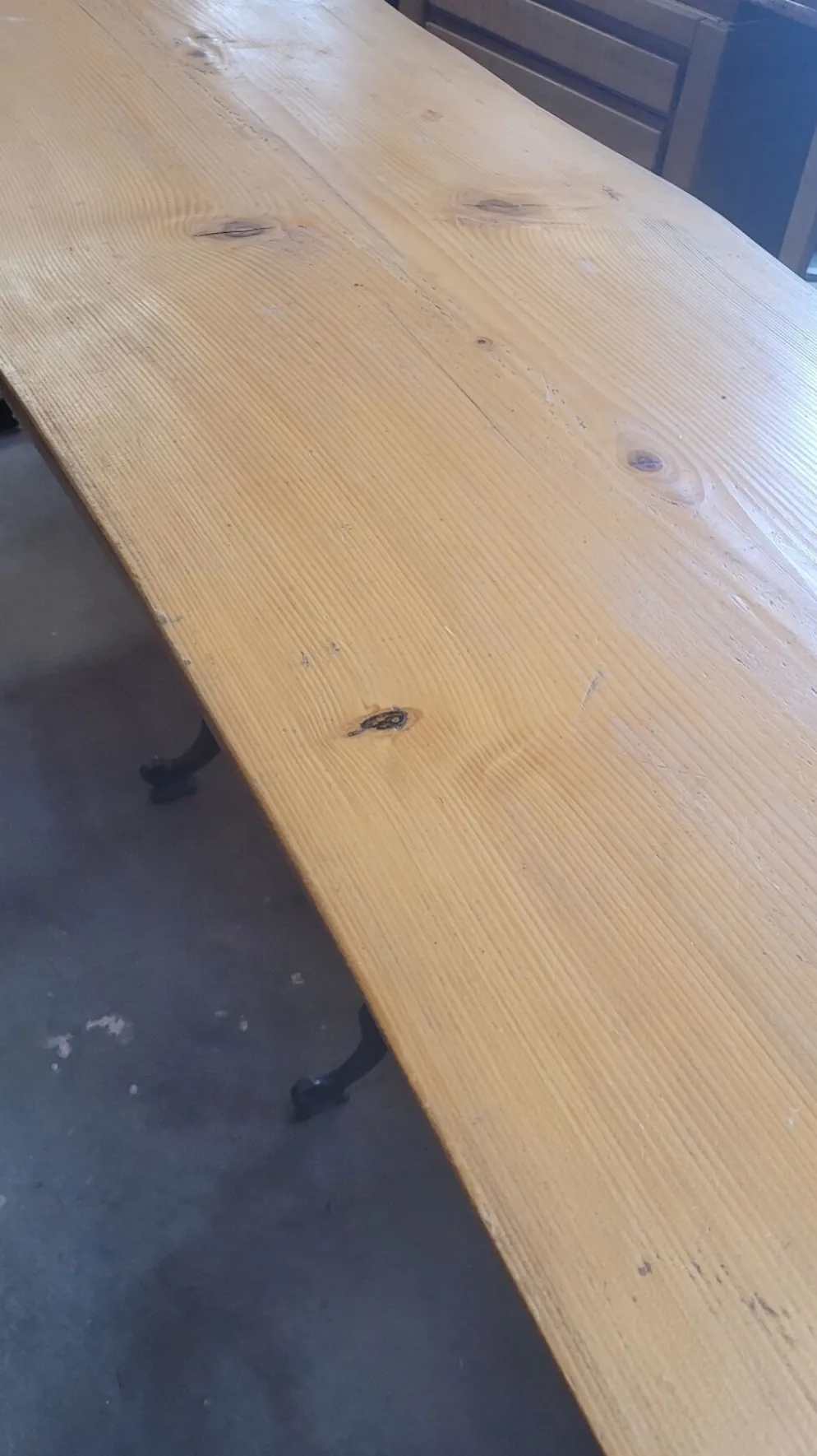 Grande table de bistrot plateau en bois et piètements en fonte -2m56