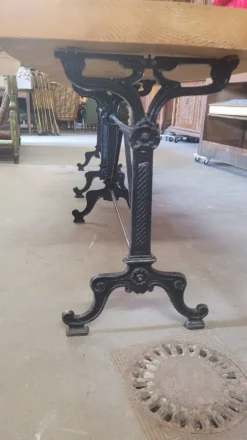 Grande table de bistrot plateau en bois et piètements en fonte -2m56