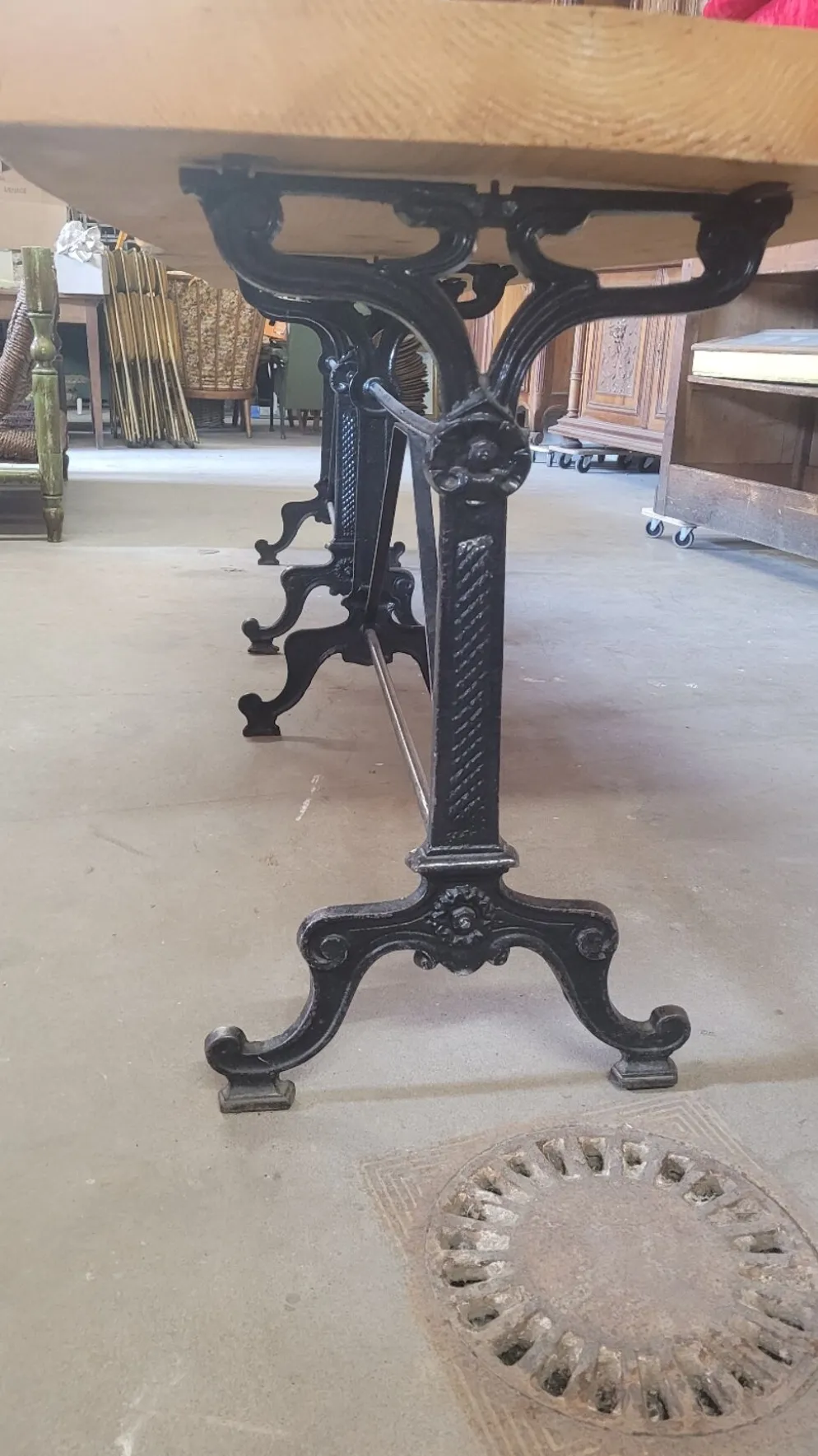 Grande table de bistrot plateau en bois et piètements en fonte -2m56