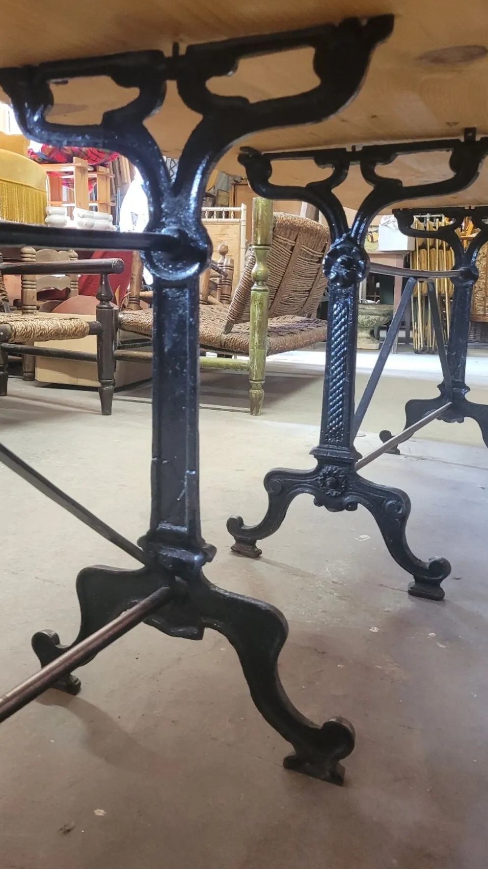 Grande table de bistrot plateau en bois et piètements en fonte -2m56