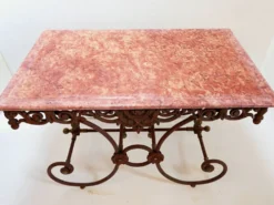 Grande table de boucher française du 19ème siècle en fer forgé et marbre rouge