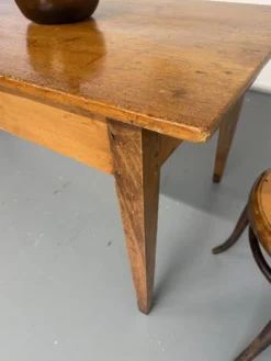 Grande table de ferme en bois avec tiroir en sapin fin 19 eme