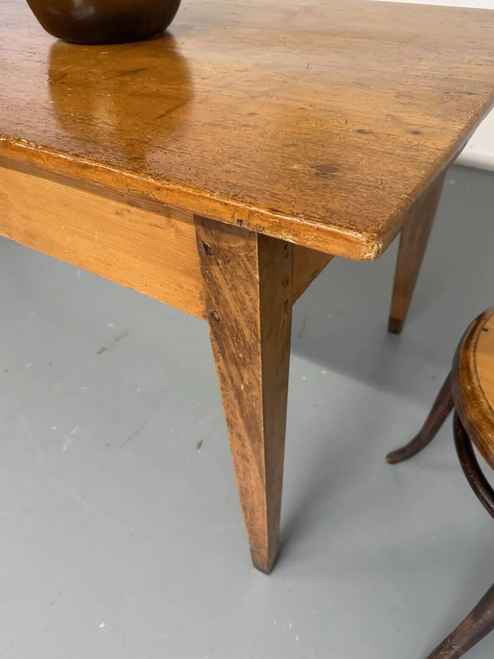 Grande table de ferme en bois avec tiroir en sapin fin 19 eme