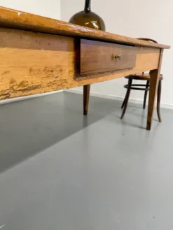 Grande table de ferme en bois avec tiroir en sapin fin 19 eme