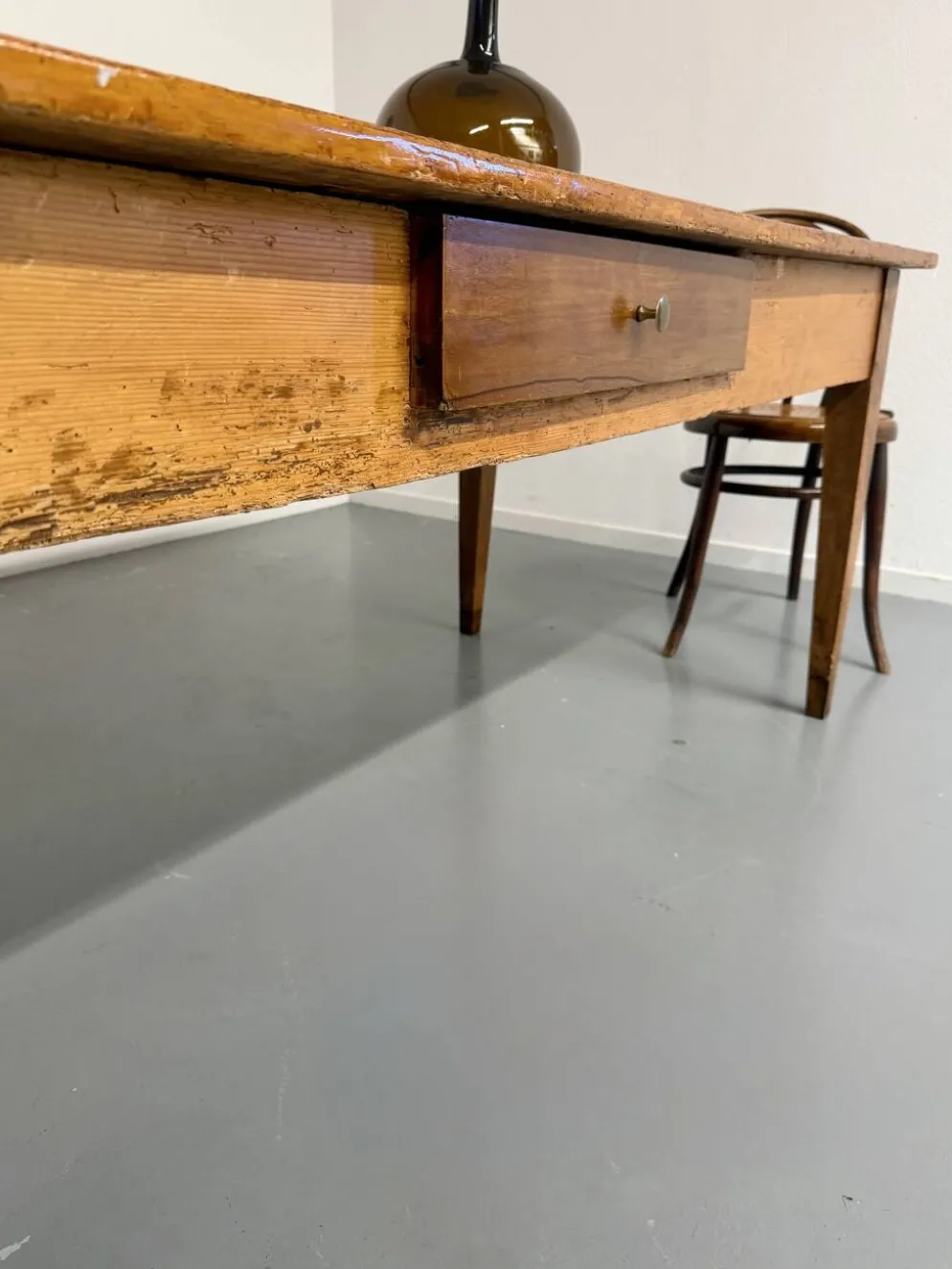 Grande table de ferme en bois avec tiroir en sapin fin 19 eme