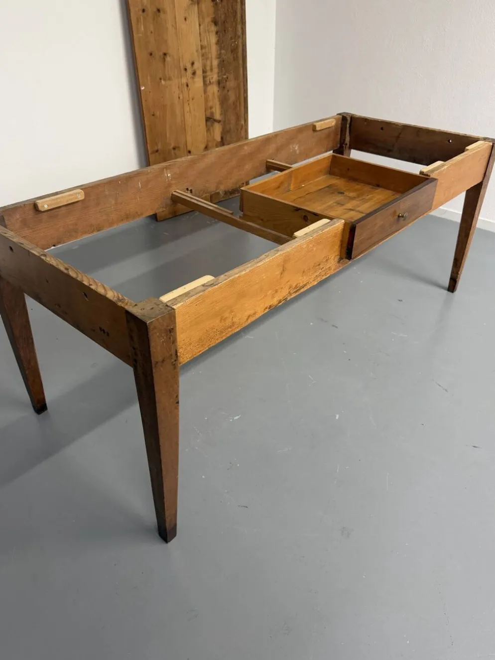 Grande table de ferme en bois avec tiroir en sapin fin 19 eme