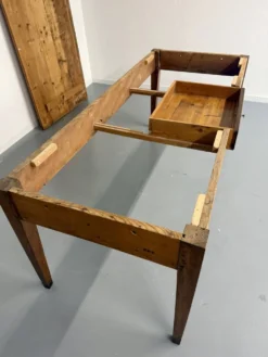 Grande table de ferme en bois avec tiroir en sapin fin 19 eme
