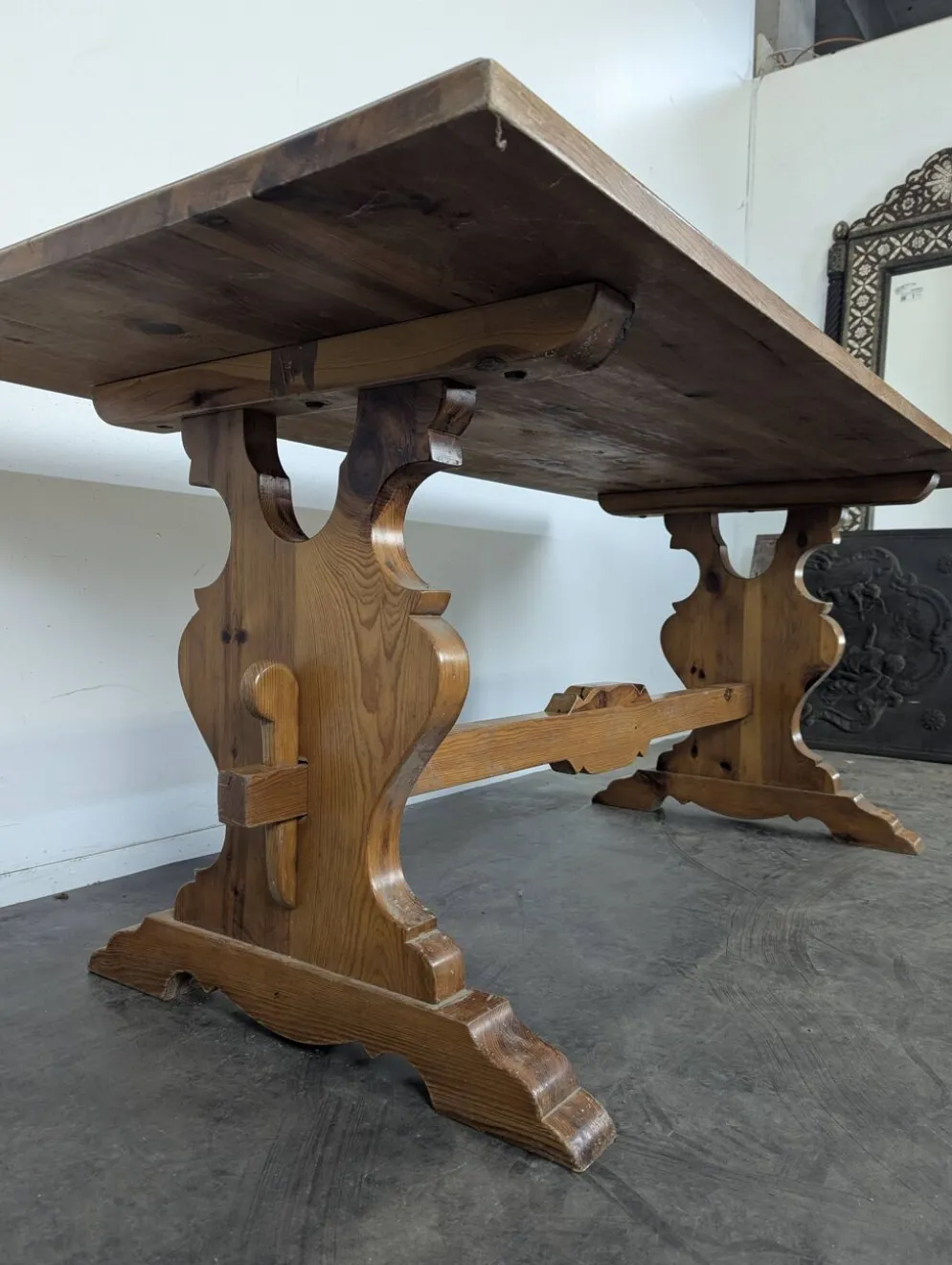 Grande table de ferme en pin à piètement en lyre
