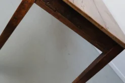 Grande table de salle à manger rustique en vieux orme du 19ème siècle français.