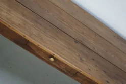 Grande table de salle à manger rustique en vieux orme du 19ème siècle français.
