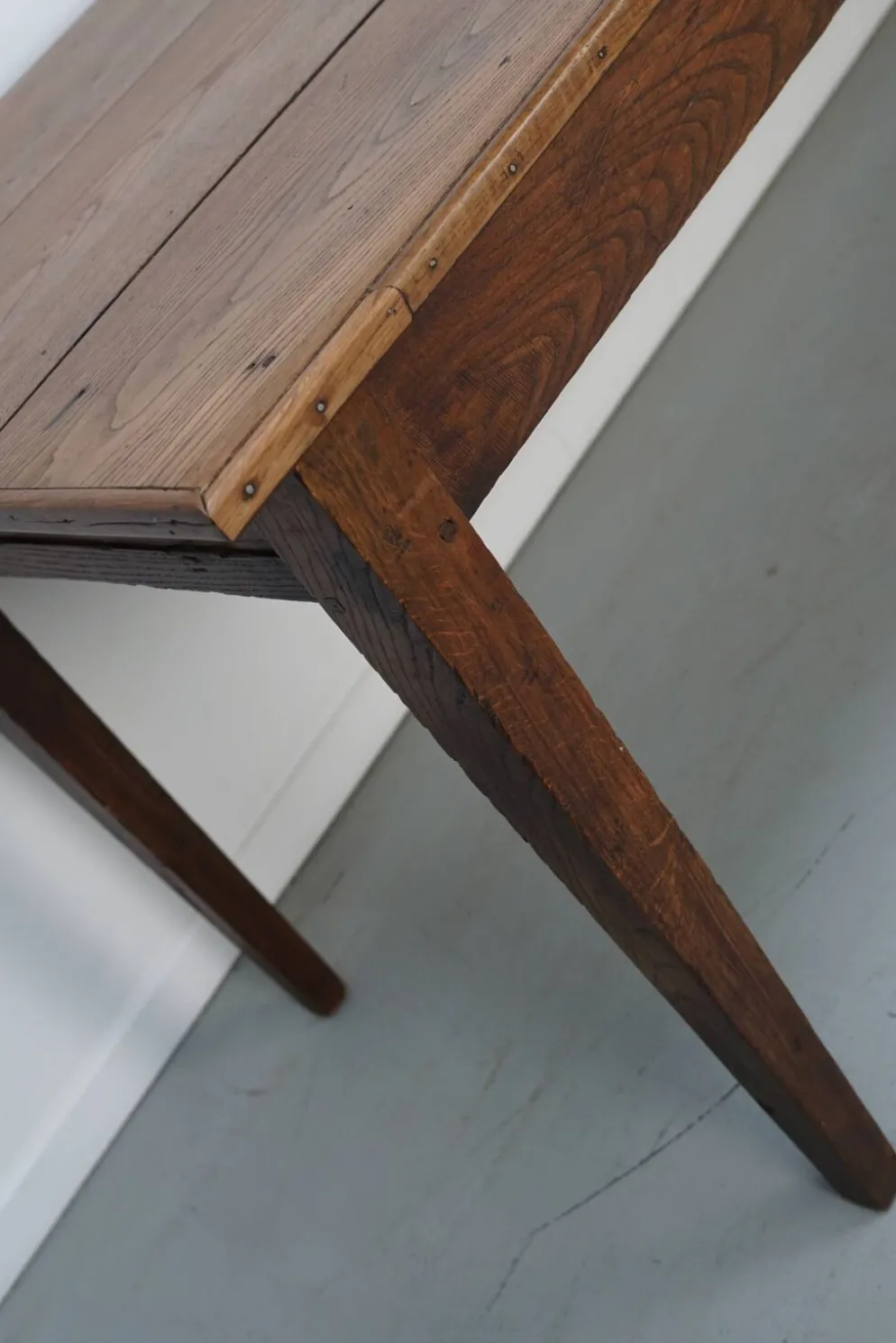 Grande table de salle à manger rustique en vieux orme du 19ème siècle français.