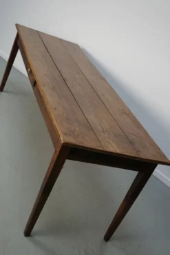 Grande table de salle à manger rustique en vieux orme du 19ème siècle français.