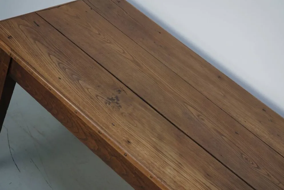 Grande table de salle à manger rustique en vieux orme du 19ème siècle français.