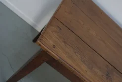 Grande table de salle à manger rustique en vieux orme du 19ème siècle français.