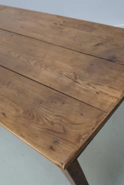 Grande table de salle à manger rustique en vieux orme du 19ème siècle français.