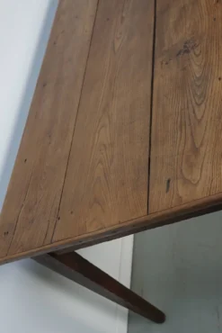 Grande table de salle à manger rustique en vieux orme du 19ème siècle français.