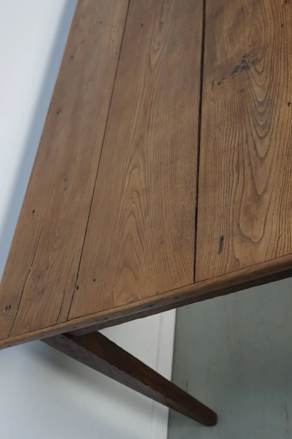 Grande table de salle à manger rustique en vieux orme du 19ème siècle français.