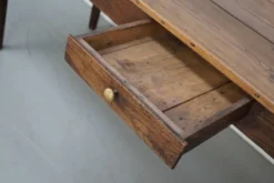 Grande table de salle à manger rustique en vieux orme du 19ème siècle français.
