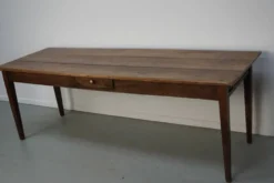 Grande table de salle à manger rustique en vieux orme du 19ème siècle français.